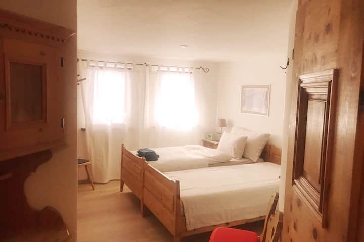 Спалня в сутерен с две единични легла