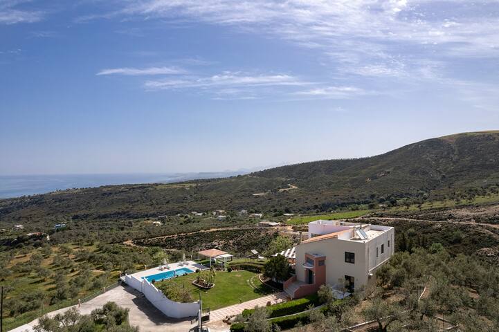 Superb villa,with amazing seaviews ,10min to town!