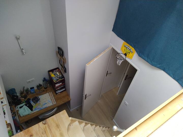 Spálňa 5 v podkroví – nechránený výhľad na schodisko a kancelársky priestor