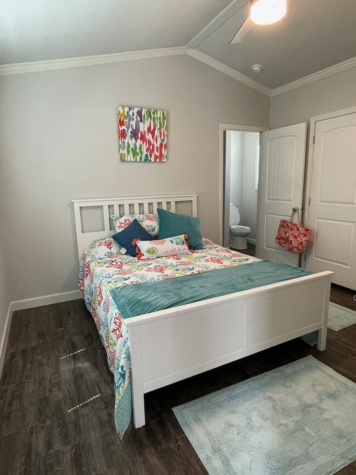 Spálňa 1 so šatníkom a pripojenou kúpeľňou 