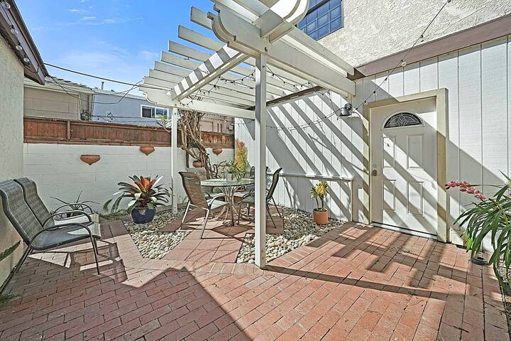 Venice Beach | Steps to the Ocean | Garage Parking gallery image 4