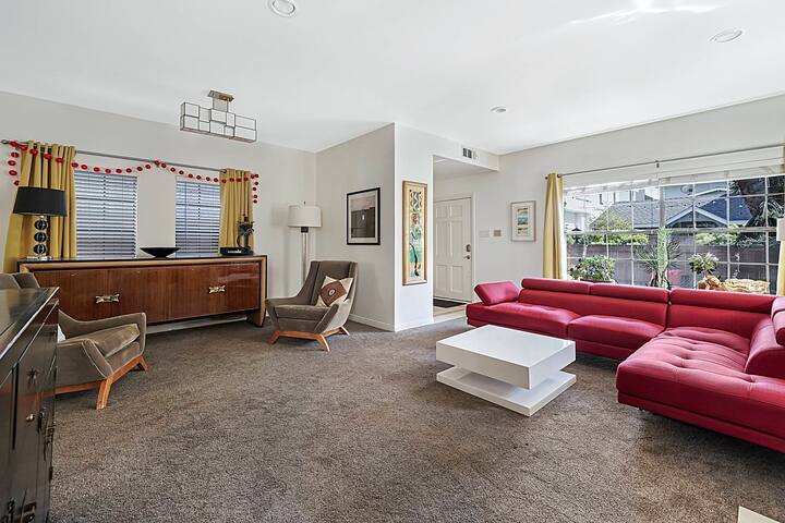 Venice Beach | Steps to the Ocean | Garage Parking gallery image 3