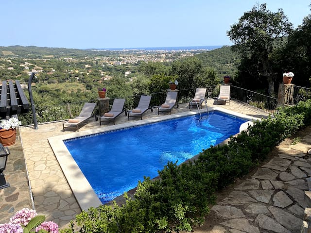 Private villa with pool & sea view for families