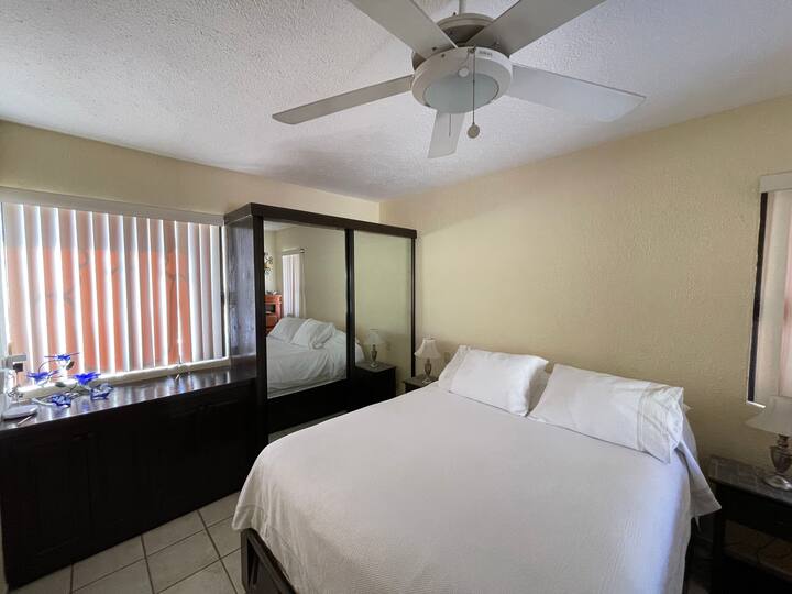 一楼卧室配备双人床、衣柜和书桌