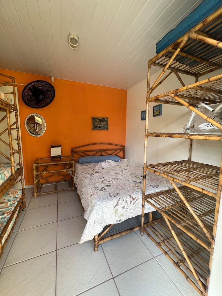 ห้องพักชั้นล่างของสระว่ายน้ำมีเตียงคู่ 1 หลังและไตรลิช