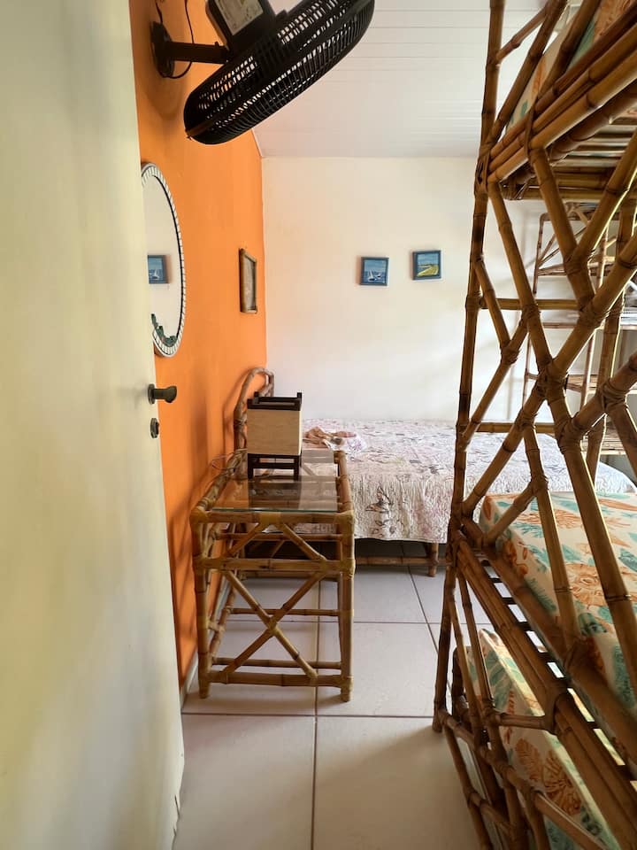 มุมมองด้านข้างของห้องนอนชั้นล่างของสระว่ายน้ำมีห้องน้ำเพื่อสังคมอยู่ข้างๆ