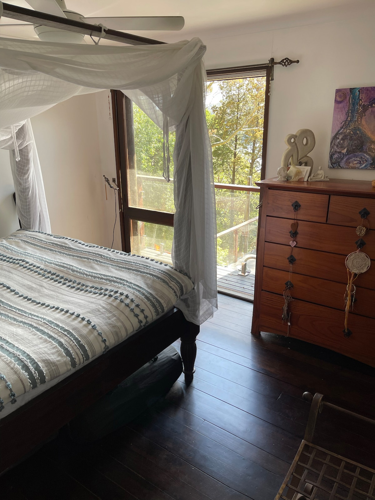 Dhomë gjumi kryesore me një krevat dopio "queen" me katër postera