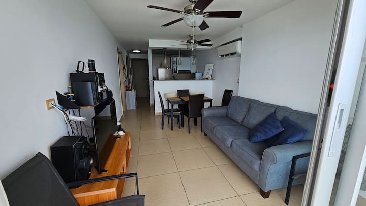 El sofá azul es un sofá cama tamaño queen.