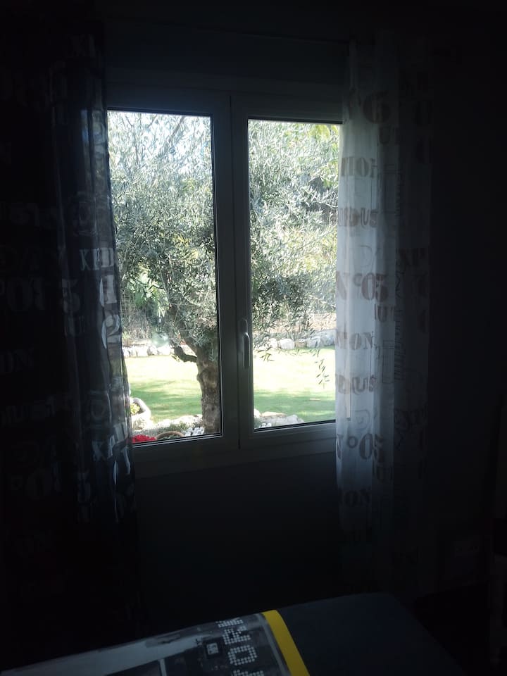 Bustani na mwonekano wa kijiji wa Castellar milimani.