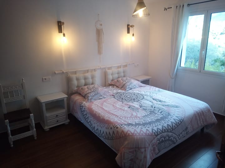 Chumba kikubwa cha kulala cha " ndoto" na kitanda cha ukubwa wa mfalme 180/200.