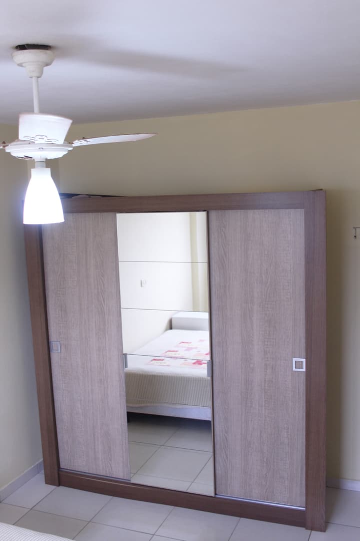 Dhoma e gjumit e çiftit - dollap me pasqyrë