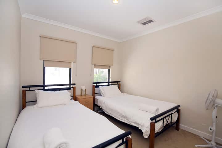 חדר שינה 3 שתי מיטות יחיד