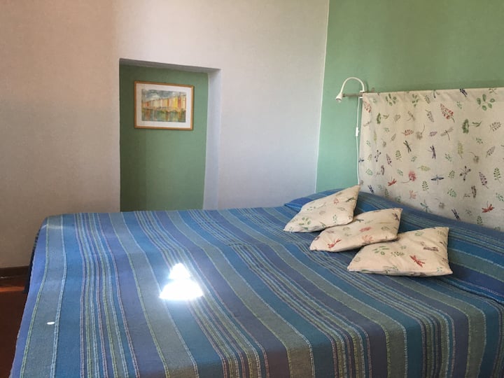 ห้องนอนชั้นบนมองเห็นวิวอ่าวปอร์โตเวร์มีเตียงคู่ 1 เตียงหรือเตียงเดี่ยว 2 เตียง