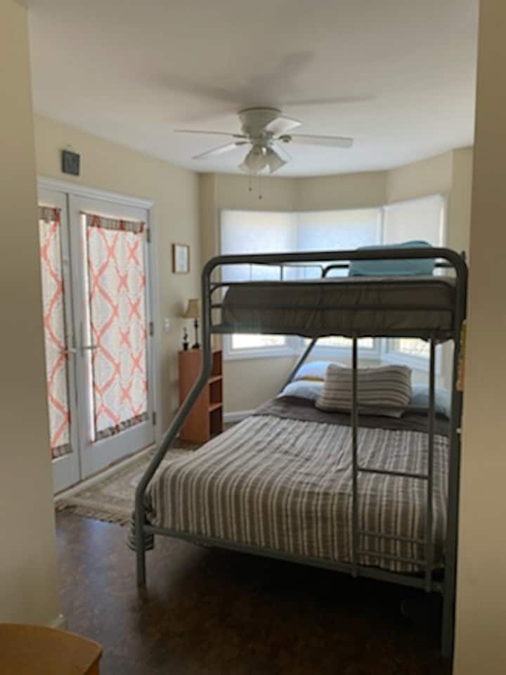 Ова е втората спална соба, нема врата во просторот 