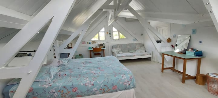 климатизирана детска стая 1 с легло 160x200 и единично легло в конфигурация на разтегателен диван