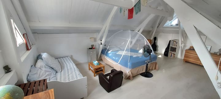 2 климатизирани детски стаи с легло 160x200 и единично легло в конфигурация на разтегателен диван