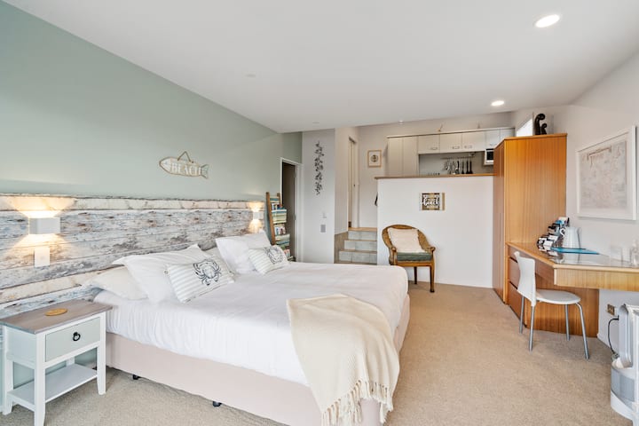 楼下卧室超级加大双人床可以看电视上四级楼梯即可到达小厨房和卫生间。门外就是水疗池。