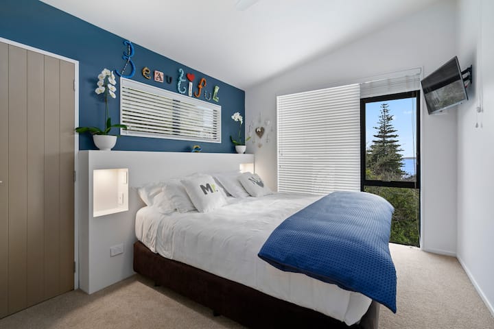 这是楼上的主卧室。卧室外有一个共用卫生间。我认为他们称之为杰克和吉尔的卫生间