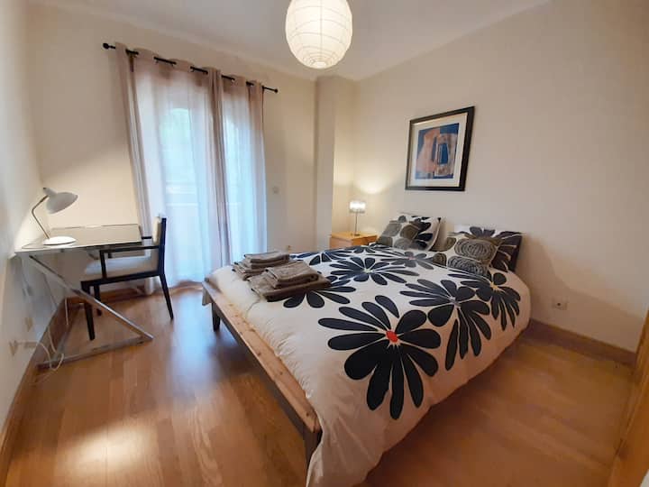 Værelse #2 med balkon og skrivebord