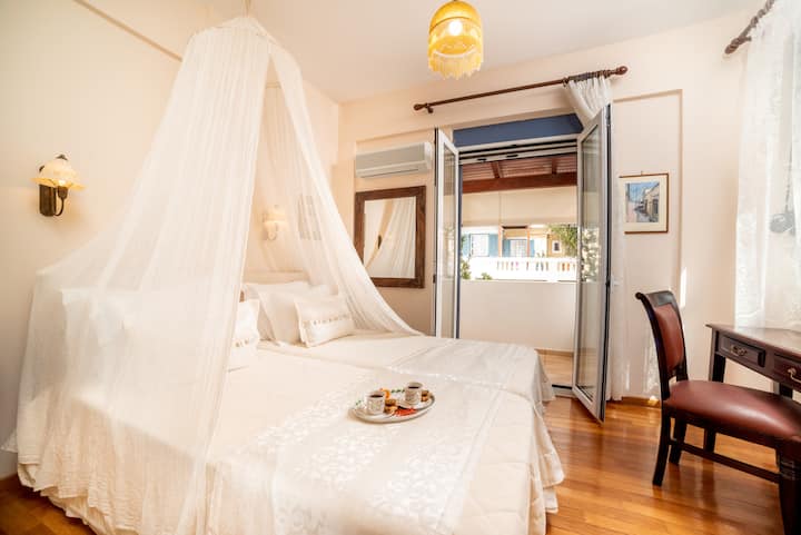 שתי מיטות יחיד, חדר שינה בקומה הראשונה.
מיטות ומזרנים היפואלרגניים בכל חדר שינה שעשויים מקוקוס מגומי אורגני, כותנה ושיער סוסים, עלי אקליפטוס ואצות 