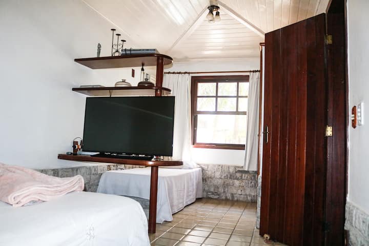  Dormitorio 1

Suite en el primer piso.
Cama doble y cama individual.