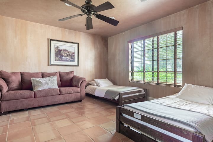 Sala de juegos con sofá cama