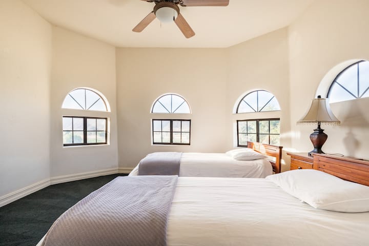 dormitorio en la planta superior con dos camas individuales