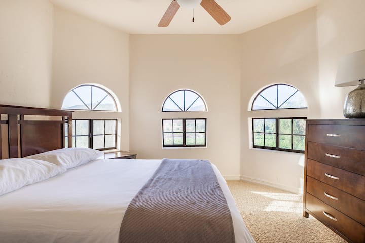 Dormitorio 5 en la planta superior con vistas al viñedo