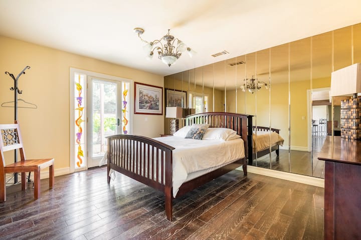 dormitorio 4 con cama tamaño Queen.