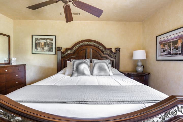 dormitorio con cama tamaño king y conexión de 3/4 baños
