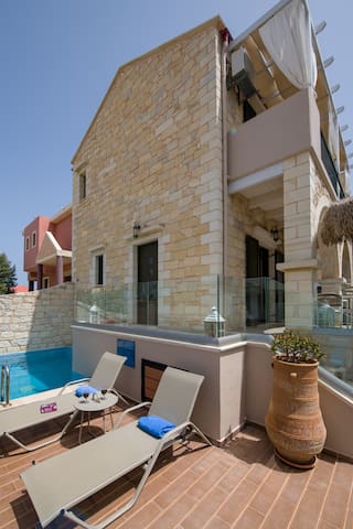 Costancia , Crhisty fireplace- pool,150m from sea.