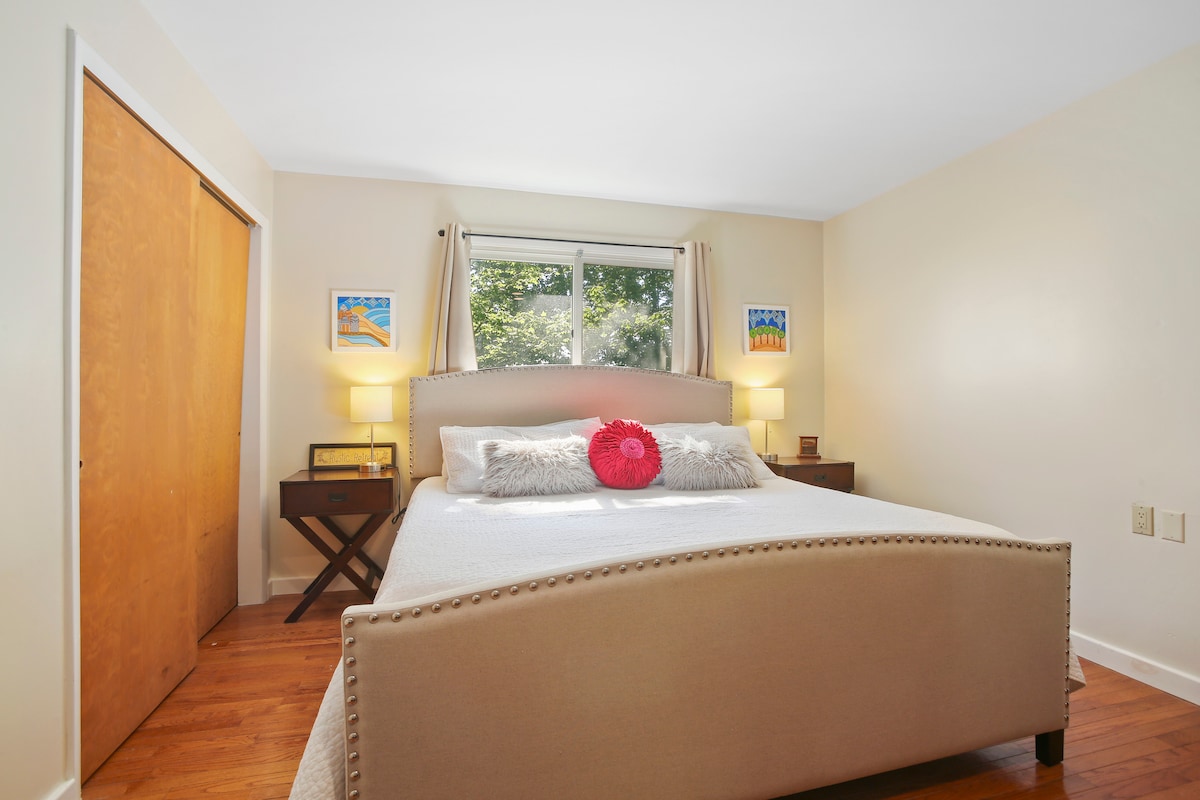 Chumba kikuu cha kulala kina kitanda cha ukubwa wa king pamoja na godoro la sponji la kukumbukwa la kifahari. Pia ina eneo la kuketi pamoja na kochi na kiti cha upendo kwa mikusanyiko ya karibu.