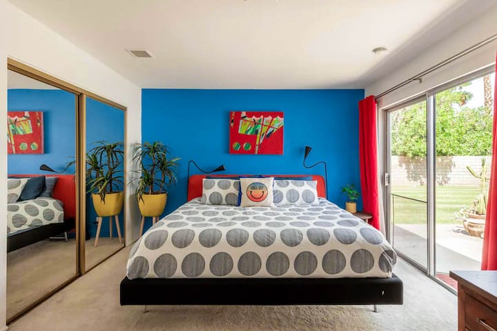 Chumba cha kulala cha kifahari; Chumba tulivu, chenye amani na mwanga wa asili.