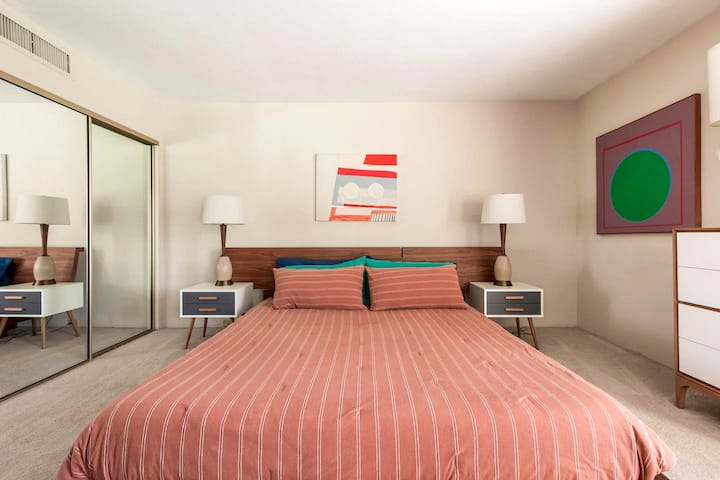 Chumba kikuu cha kulala kina ufikiaji wa baraza, kitanda cha Cal King na starehe ya hali ya juu.