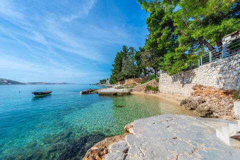 SRECKO - spacious 5 bedroom apartment by the sea