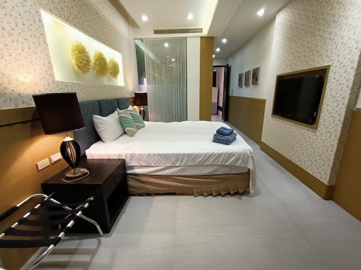 לאורך קו החוף
בצד הזה של הים
תמיד יש מפגש רומנטי
