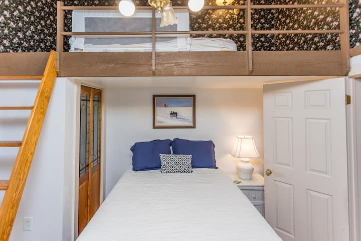 Kitanda cha ghorofa kuu cha Queen kilicho na kitanda cha roshani