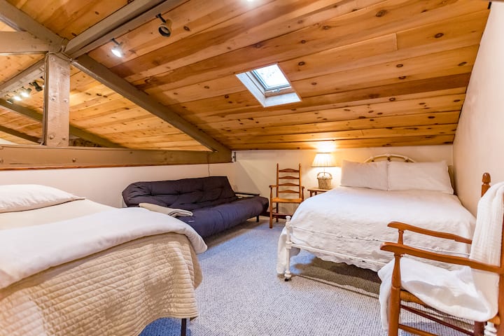 Kulala kupita kiasi kwenye roshani inayotazama Ukumbi Mkuu