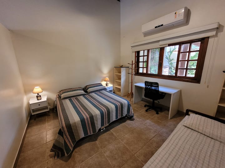 Bedroom with queen-size double bed, single bi-bed and desk for Home-Oestival