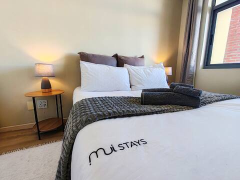 Cozy 1-Bed Apartment with Courtyard Balcony View