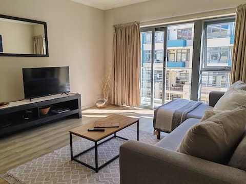 Cozy 1-Bed Apartment with Courtyard Balcony View