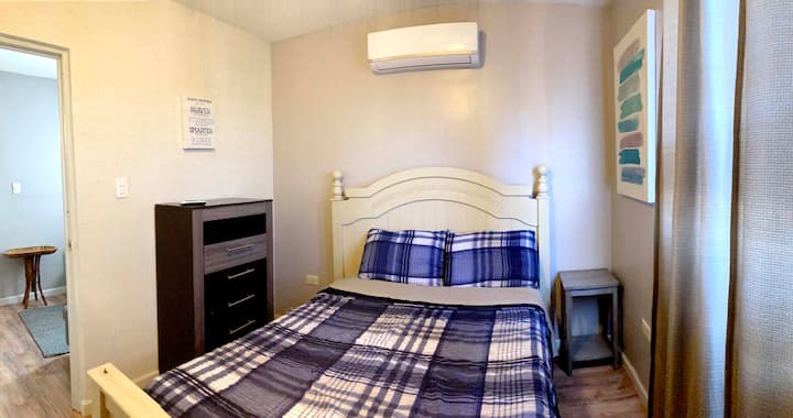 舒适的卧室，配有迷你分体式、木地板和风扇。  |舒适的卧室，配备空调、木地板和风扇 