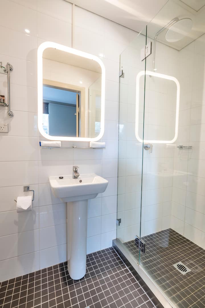 Stylish Queen rooms with en suite