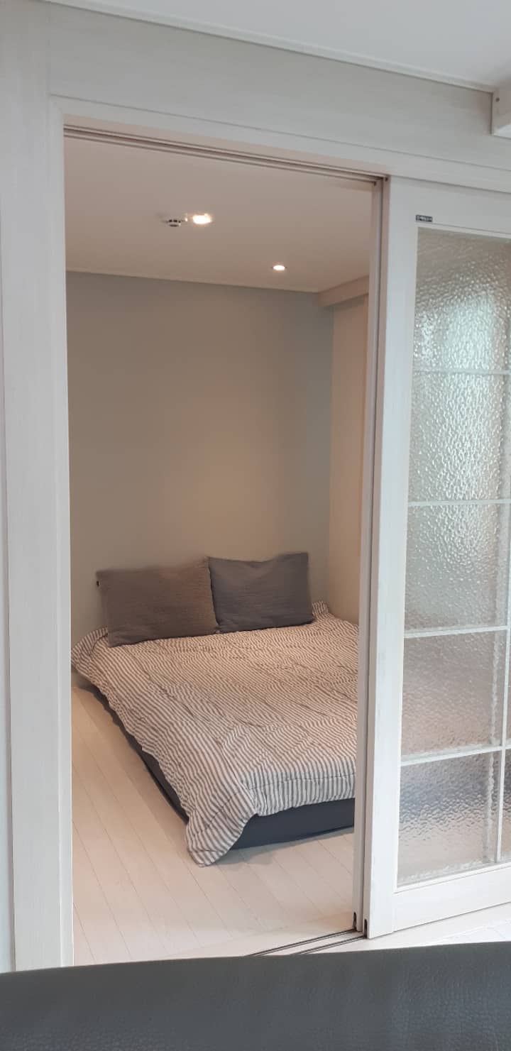 Es gibt eine Matratze und einen Topper im Ondol-Raum.