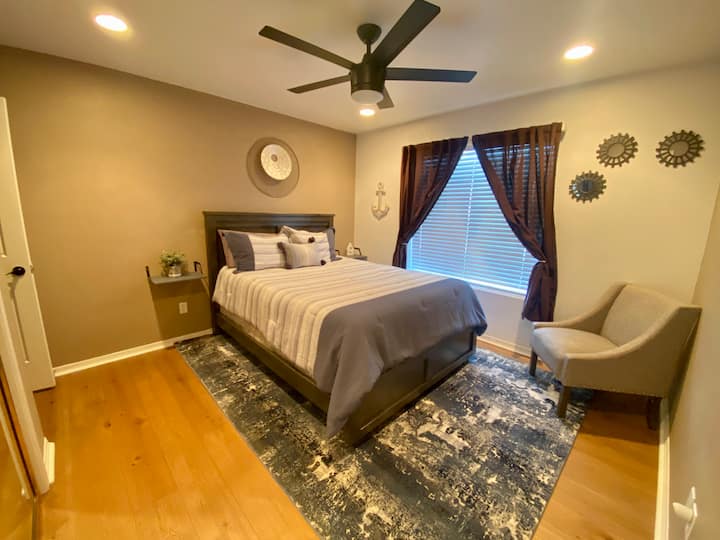 ห้องนอน 1; เตียงควีนไซส์ที่สะดวกสบายพร้อมพื้นที่ตู้เสื้อผ้ามากมายและการตกแต่งที่มีสไตล์ประตูที่นำไปสู่ห้องน้ำแจ็คและจิลล์ 