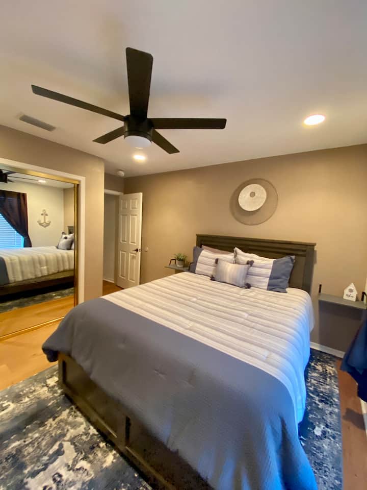 ห้องนอน 1; เตียงควีนไซส์ที่สะดวกสบายพร้อมพื้นที่ตู้เสื้อผ้ามากมายและการตกแต่งที่มีสไตล์