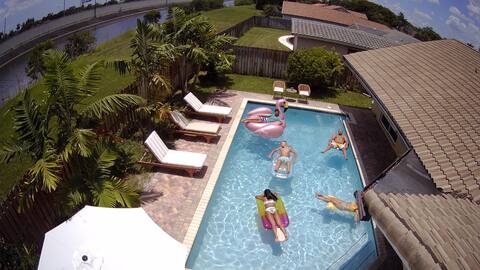 Tropical Retreat- 2 King Beds+Private Heated Pool