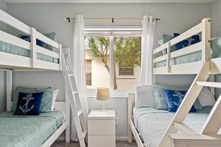 Kids' Bunk Bedroom with one full sized lower bunk and twin on top and one twin over twin bunk and desk. Fast Wifi. Fort Lauderdale Area Pool Home.