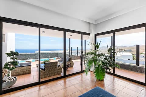 Successful Airbnb property: Villa with heated pool and ocean views in Tías