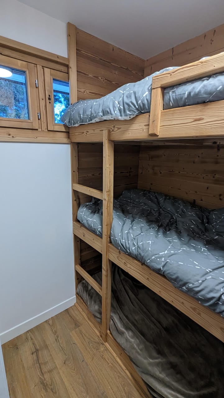 acogedora habitación con literas triples construida a propósito